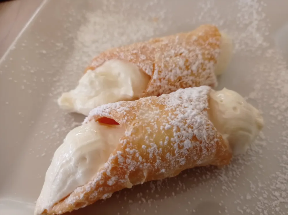 Cannoli fatti in casa con crema chantilly del Ristorante Heraion