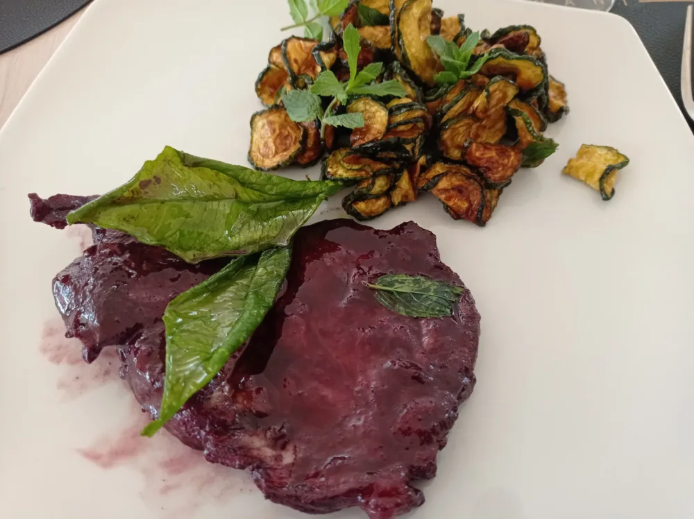 Capocollo di maiale all'Aglianico con zucchine alla scapece del Ristorante Heraion